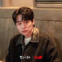 Penonton drama Korea My Roommate Is A Gumiho pasti sudah tak asing dengan sosok Bae In Hyuk. Ia berperan sebagai Gye Sun Woo, senior kampus yang diam-diam naksir Lee Dam (pemain Hyeri). Foto: dok. tvN