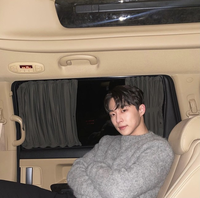 Karakter Bae In Hyuk dikenal sebagai mahasiswa Sejarah yang populer. Ia mulai tertarik dengan Hyeri yang menjauhinya karena bershio Macan, dan mengancam kelereng gumiho di tubuhnya. Foto: dok. Instagram inhyuk_bb