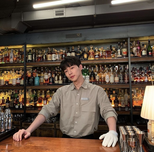 Bae In Hyuk sendiri meraih popularitasnya lewat web series XX yang tayang di VLive. Ia berperan sebagai Park Dan Hee, mantan atlet yang jadi bartender dan diam-diam naksir pada Hani EXID. Foto: dok. Instagram inhyuk_bb