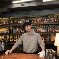 Bae In Hyuk sendiri meraih popularitasnya lewat web series XX yang tayang di VLive. Ia berperan sebagai Park Dan Hee, mantan atlet yang jadi bartender dan diam-diam naksir pada Hani EXID. Foto: dok. Instagram inhyuk_bb