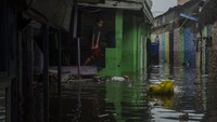 Intensitas curah hujan yang tinggi dan luapan Sungai Cikudapateuh Dalam membuat banjir tak terhindarkan.