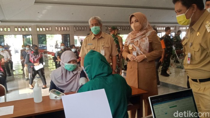 Bupati Klaten Sri Mulyani mengecek vaksinasi massal di RSPD, Senin (21/6/2021).