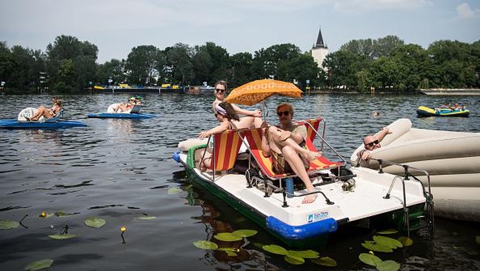 MARIENWERDER, GERMANY - JUNE 19: People relax on the beach and on inflatable floats at Bernsteinsee lake during hot weather June 19, 2021 near Marienwerder, Germany. Temperatures are reaching 36 degrees Celsius across large parts of Germany over the weekend.