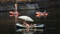 Suhu yang panas membuat warga Jerman ramai-ramai berjemur di sungai Spree. Getty Images/Sean Gallup  