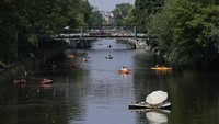 Sungai ini diketahui selalu menjadi tujuan warga untuk bersantai dikala gelombang panas menghantam. Getty Images/Sean Gallup  
