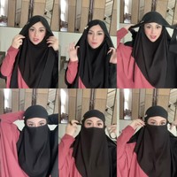 Wanita yang bernama lengkap Princessa Celine Evangelista Monica Maureen Richelle itu juga pernah membuat video review saat memakai niqab warna hitam dan menutupi sebagian wajahnya. Celine memadukan niqab hitam dengan gamis warna pink. Foto: Dok. Instagram @celine_evangelista.