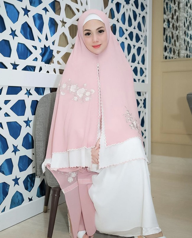 Celine Evangelista sebelumnya kerap mengunggah foto selfie atau OOTD berhijab. Seperti dalam foto ini ia mengaku nyaman saat memakai hijab,Nyaman ❤️, tulisnya. Celine memakai khimar warna pastel pink dilengkapi dengan inner hijab putih bahan kaus.  Foto: Dok. Instagram @celine_evangelista.