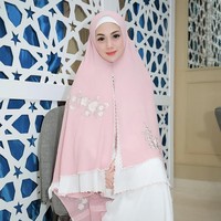 Celine Evangelista sebelumnya kerap mengunggah foto selfie atau OOTD berhijab. Seperti dalam foto ini ia mengaku nyaman saat memakai hijab,Nyaman ❤️, tulisnya. Celine memakai khimar warna pastel pink dilengkapi dengan inner hijab putih bahan kaus.  Foto: Dok. Instagram @celine_evangelista.