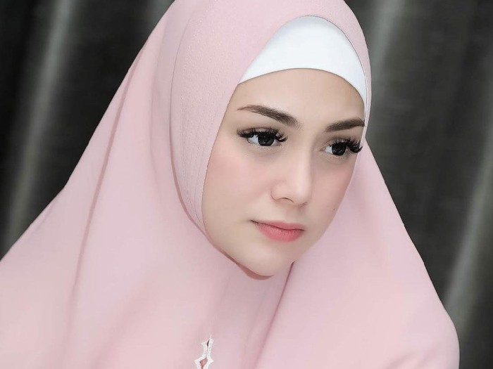 Artis Celine Evangelista pakai cadar.