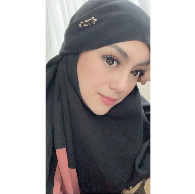 Celine foto selfie dengan memakai hijab hitam. Penampilannya langsung mendapatkan pujian dari warganet. Pertahankan hijabnya kalau bisa insaallah dapat hidayah🙏🤗, ucap akun @romzizay. Masya Allah kak cantik banget pakai hijabnya😍😍😍😍, tutur @sindyeracantika. Foto: Dok. Instagram @celine_evangelista.