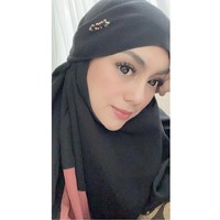 Celine foto selfie dengan memakai hijab hitam. Penampilannya langsung mendapatkan pujian dari warganet. Pertahankan hijabnya kalau bisa insaallah dapat hidayah🙏🤗, ucap akun @romzizay. Masya Allah kak cantik banget pakai hijabnya😍😍😍😍, tutur @sindyeracantika. Foto: Dok. Instagram @celine_evangelista.