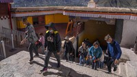 Salah satu objek wisata yang menjadi primadona turis China adalah Istana Potala di Lhasa. 