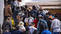 Istana Potala merupakan kediaman para Dalai Lama sepanjang 1649 hinngga 1959. Bangunan ini ditetapkan sebagai Situs Warisan Dunia oleh UNESCO sejak 1994.