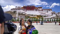 Dalai Lama adalah pemimpin spiritual pemeluk agama Buddha Tibet sekaligus simbol pemersatu masyarakat Tibet. Dalai Lama ke-14, Tenzin Gyatso, meninggalkan Istana Potala menyusul pemberontakan Tibet yang digagalkan pasukan China pada 1959.  Dalai Lama kemudian tinggal di pengasingan sampai hari ini, yakni di Dharamsala, wilayah Himachal Pradesh, India.