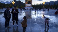 Bagi Tibet, kedatangan turis China menjadi berkah, namun sekaligus tuntutan kerja ekstra. 