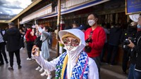 Kehadiran wisatawan tentus aja menambah pendapatan negara, namun keberadaan Istana Potala yang sudah cukup tua dan ada di lereng bukit membutuhkan aksi konservasi. Masalah lain, banyak turis China tidak menghormati tradisi budaya setempat, termasuk menginjak bendera doa. 
