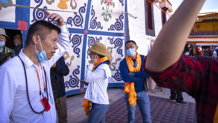 Turis China di Istana Potala, Lhasa, Tibet pada 1 Juni 2021. (AP Photo/Mark Schiefelbein)