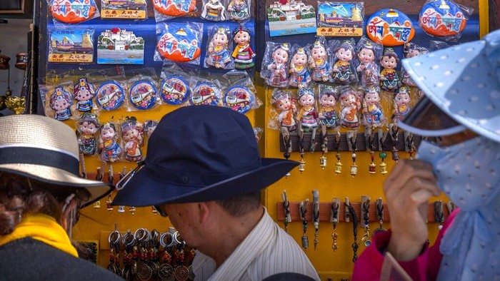 China Tibet Tourism Boom Photo Gallery Turis China di Istana Potala, Lhasa, Tibet pada 1 Juni 2021. (AP Photo/Mark Schiefelbein)