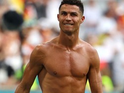 Hal itu merujuk kepada Ronaldo yang beberapa waktu lalu menyingkirkan botol Coca-Cola dalam sesi jumpa pers dan mengambir botol air mineral (Getty Images/Alexander Hassenstein)