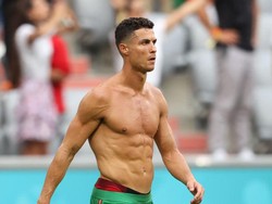 Hal tersebut langsung bikin heboh jagad dunia maya. Banyak netizen menyebut, sixpack Cristiano Ronaldo adalah water only (Getty Images/Alexander Hassenstein)