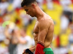 Selepas laga, seperti biasa para pemain besalaman dan beberapa dari mereka membuka jersey. Hal serupa juga dilakukan pemain bintang Portugal, Cristiano Ronaldo (Getty Images/Alexander Hassenstein)