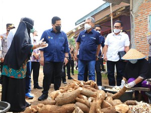 Dirut BRI & Menteri BUMN Serap Aspirasi Pelaku UMKM Tiwul di Lampung