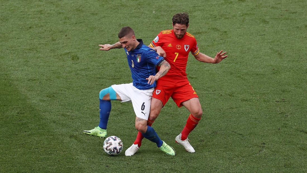 Marco Verratti (kiri) berduel dengan Joe Allen di Euro 2020. (Foto: Getty Images/Ryan Pierse)