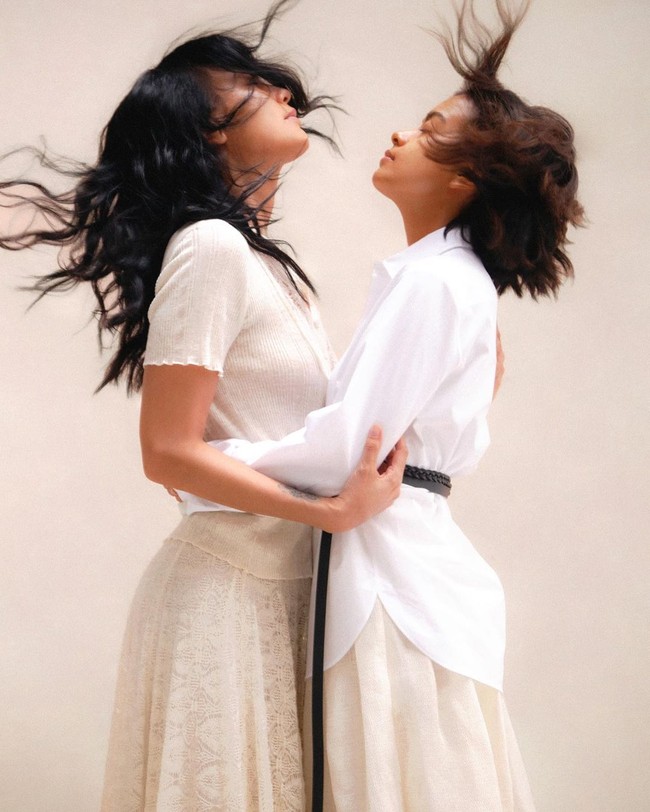 Eva Celia dan ibunya tampak mengenakan busana dan aksesori dari deretan desainer kenamaan, sebut saja Maison Valentino, Prada, Lanvin, On Pedder, Dior, Maryam Keyhani, dan lain-lain. Foto: Instagram @evacelia