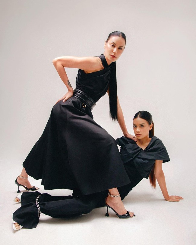 Sophia Latjuba dikenal sebagai model di awal kariernya. Tak heran jika wanita itu tampak pandai berpose dalam sejumlah foto. Ditambah lagi dengan bentuk tubuh dan kecantikannya yang menunjang. Foto: Instagram @evacelia