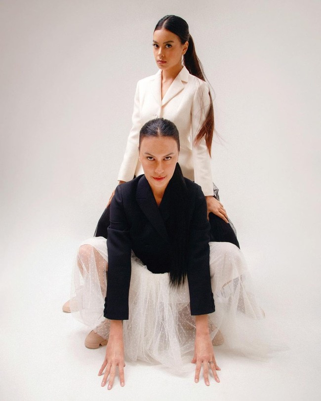 Eva, pemain Pendekar Tongkat Emas yang sering didaulat sebagai model pemotretan hingga bintang video klip ini pun tak kalah fierce dalam bergaya dan berekspresi. Foto: Instagram @evacelia