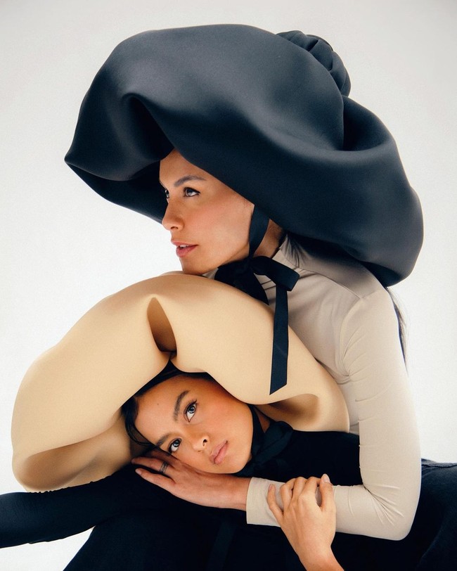 Dalam berbagai foto, ibu dan anak yang sama-sama berprofesi sebagai aktris dan penyanyi tersebut ditampilkan dengan gaya, makeup, dan tata rambut serupa sehingga semakin tampak mirip dan kompak. Foto: Instagram @evacelia