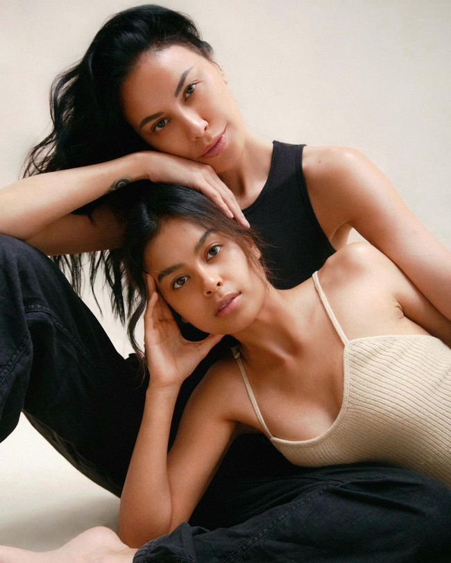 Sophia Latjuba dan Eva Celia baru-baru ini mengunggah hasil pemotretan fashion keduanya. Tak hanya bergaya cantik, sesi foto kali ini bermaksud untuk menangkap ikatan tak terpisahkan mereka sebagai ibu dan anak.  Foto: Instagram @evacelia