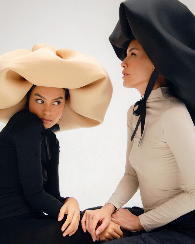 Banyak orang memuji pemotretan ibu dan anak ini. Tak sedikit yang menulis komentar bahwa mereka tampak seperti kakak dan adik. Foto: Instagram @evacelia