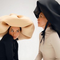 Banyak orang memuji pemotretan ibu dan anak ini. Tak sedikit yang menulis komentar bahwa mereka tampak seperti kakak dan adik. Foto: Instagram @evacelia