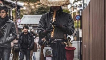 Di suatu tempat di Kyoto, Jepang ada seorang pria bersama dengan anjingya. Pria ini memainkan seruling dan anjingnya pun bereaksi lucu. Dan begitulah cara mereka mendapatkan beberapa Loot. Foto: Boredpanda