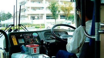 Cara supir di Jepang mogok, mereka tetap melakukan rute perjalanan namun tidak meminta biaya ongkos kepada penumpang hal ini tentu akan membuat perusahaan merugi. Foto: Boredpanda