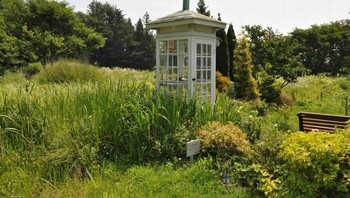 Terdapat bilik telepon yang dikenal sebagai Telepon Angin yang terleak di bukti menghadap laut di kota Otsuchi, Timur Laut Jepang. Telepon ini terkoneksi dengan apapun namun mereka menggunakan telepon tersebut untuk menelepon anggota keluarga yang hilang saat gempa bumi dan Tsunami. Foto: Boredpanda