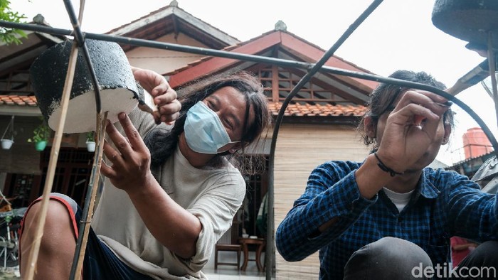 HUT DKI Jakarta membawa berkah tersendiri bagi perajin ondel-ondel. Pesanan ondel-ondel mengalir menjelang ulang tahun ke-494 ibu kota.
