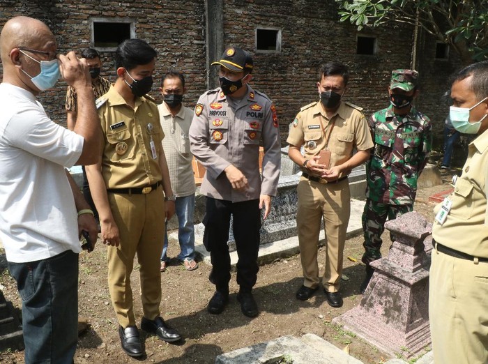 Gibran Rakabuming Raka saat meninjau lokasi makam yang dirusak.