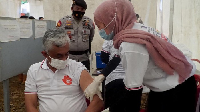 Giliran Pekerja Tambang dan Warga Sekitar Divaksinasi Arahan Presiden Jokowi mempercepat herd immunity di Indonesia lewat vaksinasi direspon cepat oleh Pemprov dan pelaku industri di tambang di Sultra. Ini buktinya.