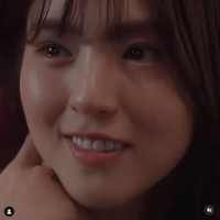 Han So Hee yang berusia 26 tahun berperan sebagai mahasiswi 19 tahun di drama Nevertheless. Paras cantiknya membuatnya terlihat cocok bergaya bak mahasiswi. Foto: Dok. JTBCDrama
