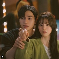 Seperti inilah momen ketika Han So Hee bertemu Song Kang yang menjadi pemeran pria bertato kupu-kupu di episode pertama drama Nevertheless. Pada akhirnya Na-bi yang diperankan Han So Hee tahu kalau ternyata pria tersebut bernama Park Jae-eon (pemain Song Kang), juniornya di kampus. Foto: Dok. JTBCDrama