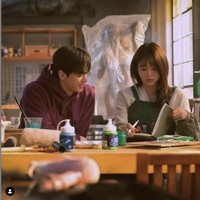 Sinopsis Nevertheless, Yoo Na-bi (pemain Han So Hee) dikisahkan sebagai seorang mahasiswi seni yang baru saja diselingkuhi kekasihnya, seorang seniman. Saat galau karena putus cinta, dia bertemu dengan pria ganteng bertato kupu-kupu di tengkuk. Foto: Dok. JTBCDrama