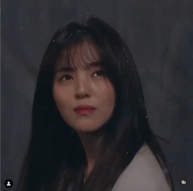 Penampilan Han So Hee di episode pertama drama Korea Nevertheless ini sukses menuai pujian penonton. Pemilik akun IG @xeesoxee itu tampil apik sebagai mahasiswi seni yang sedang galau karena cinta dan tiba-tiba terpesona pada pria bertato kupu-kupu. Foto: Dok. JTBCDrama