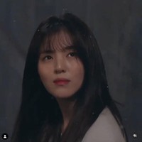 Penampilan Han So Hee di episode pertama drama Korea Nevertheless ini sukses menuai pujian penonton. Pemilik akun IG @xeesoxee itu tampil apik sebagai mahasiswi seni yang sedang galau karena cinta dan tiba-tiba terpesona pada pria bertato kupu-kupu. Foto: Dok. JTBCDrama