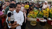 Jokowi ditemani istri dan cucu pertamanya sedang belanja di Pasar Gede Solo. Mereka membeli berbagai alat dapur dan buah-buahan. Mulai dari salak, jeruk, blewah, hingga kesemek.