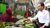 Masih mengenakan kemeja, Jokowi juga sempatkan blusukan ke pasar saat di Bali. Ia mengunjungi Pasar Sukawati yang direvitalisasi dengan dana APBN maupun APBD. 