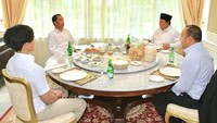 Mengunggah foto di hari pertama tahun 2020, Jokowi terlihat menikmati makan siang bersama Prabowo. “Tamu pertama di tahun 2020,” tulis Jokowi.