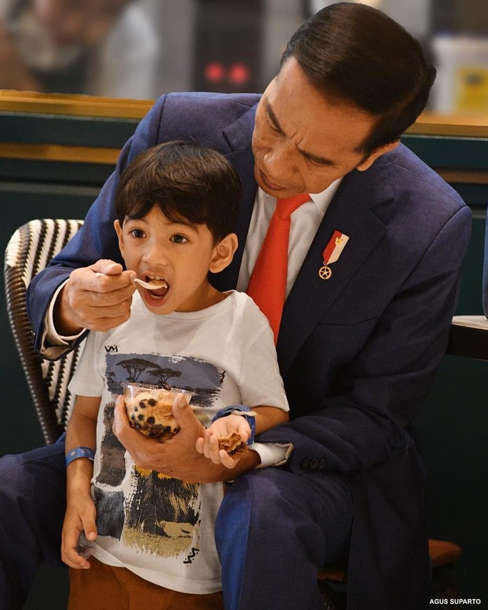 Hari Ulang Tahun Jokowi, Intip Momen Blusukannya Belanja Buah di Pasar