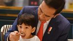 Hari Ulang Tahun Jokowi, Intip Momen Blusukannya Belanja Buah di Pasar